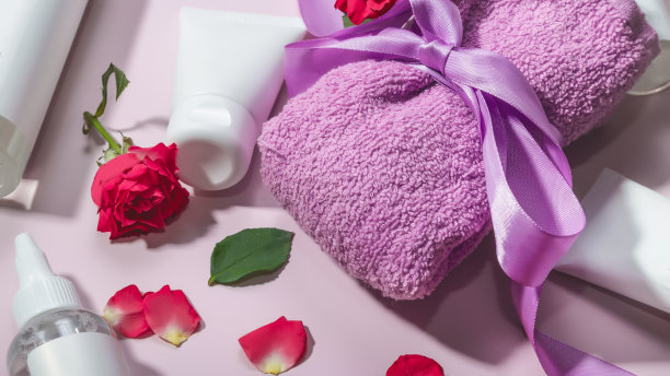 美容SPA品牌模型。粉红色粉彩背景上的一套护肤产品图片下载