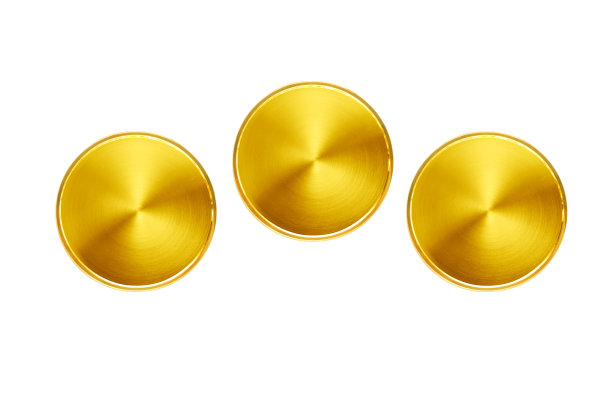 三枚金币。一套金币。孤立在白色背景上。图片下载