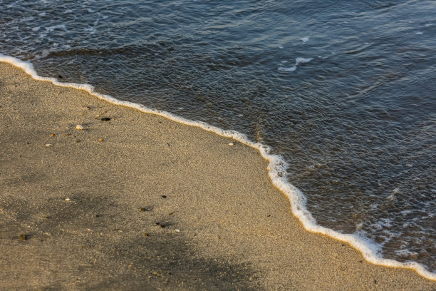 埃及沙滩上的白色泡沫海浪图片下载