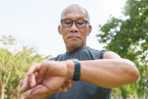 成年人检查脉搏图片下载