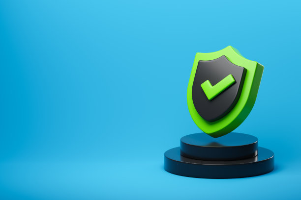 绿色保护和安全屏蔽与一个复选标记在基座上的蓝色背景复制空间。图片下载