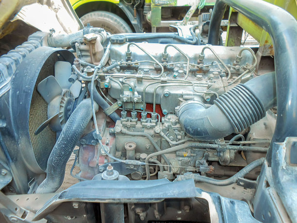 带有文本复制空间的卡车引擎。金属背景的内部柴油卡车发动机图片下载