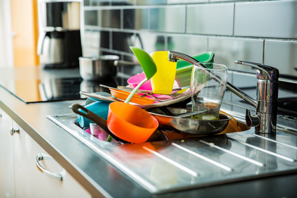 厨房水槽里堆满了脏盘子。图片下载