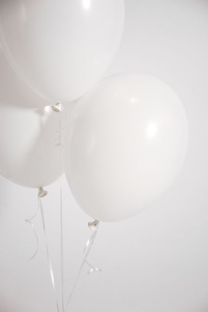 白色背景下的白色气球。图片下载