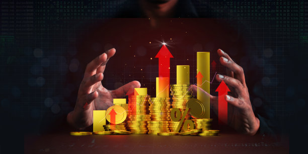 保护费。男人手里拿着钱要保护。投资理念安全、保险。盾牌下的金币。图片下载