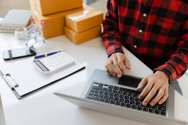 创办小企业中小企业企业主亚洲男性企业家在家工作检查网上订购准备打包出售给客户。网上中小企业的经营理念。图片下载