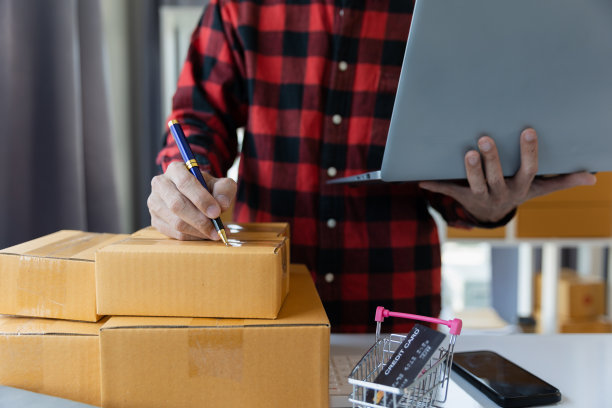 创办小企业中小企业企业主亚洲男性企业家在家工作检查网上订购准备打包出售给客户。网上中小企业的经营理念。图片下载