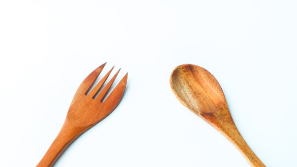 木勺和叉子被隔离在白色的背景上。厨房和烹饪概念。图片下载