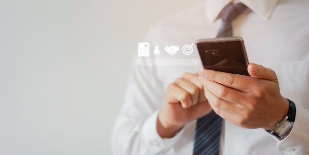 接近高级经理和商人手持智能手机在网上申请或搜索新的工作与招聘和面试的虚拟商务职业道路的概念图片下载