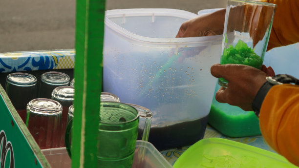 路边有卖大水阿玉饮料。Cendol冰。印尼的食物。街头食品。图片下载