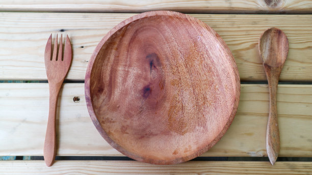 木制的盘子、勺子和叉子被隔离在灰色的木桌上。厨房和烹饪概念。图片下载