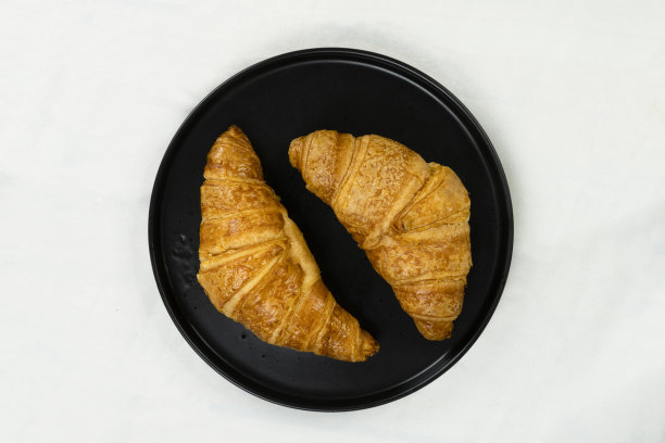 刚出炉的牛角面包摆在桌上，俯视图图片下载