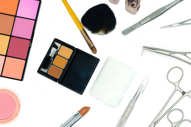 白色背景的美容手术和化妆化妆器械，隔离。美丽的美容或整形手术的概念。图片下载