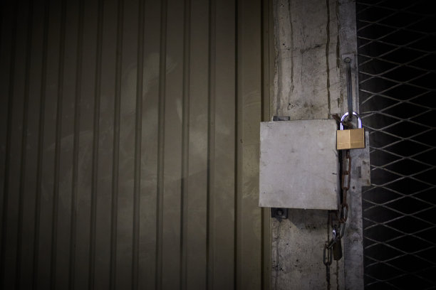 锁着的车库门，令人毛骨悚然的气氛图片下载