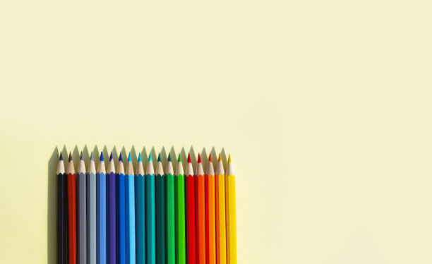 许多明亮的铅笔，用于绘画课上的画册。广告横幅图片下载