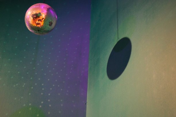 反光迪斯科球与阴影图片下载