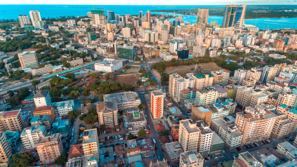 达累斯萨拉姆卡里亚库和市中心的鸟瞰图图片下载