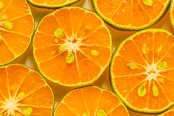 宏橙，新鲜的桔子片在水中，白色的背景上有气泡图片下载