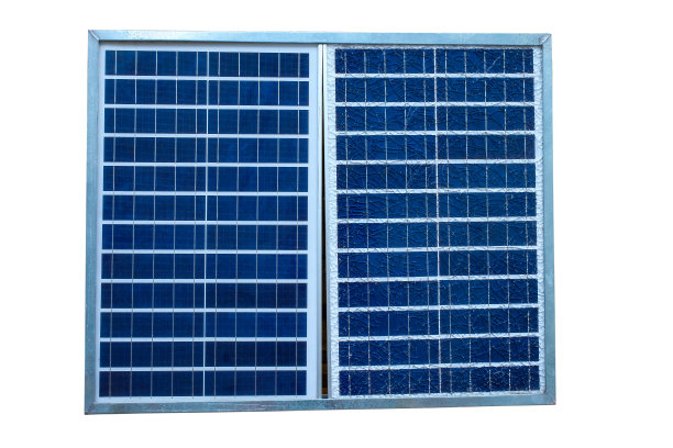 旧太阳能板，可再生太阳能概念。图片下载