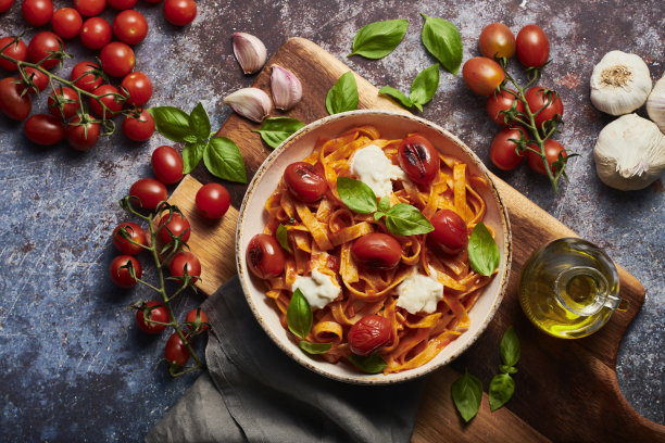 美味的意大利面配番茄和新鲜罗勒。图片下载
