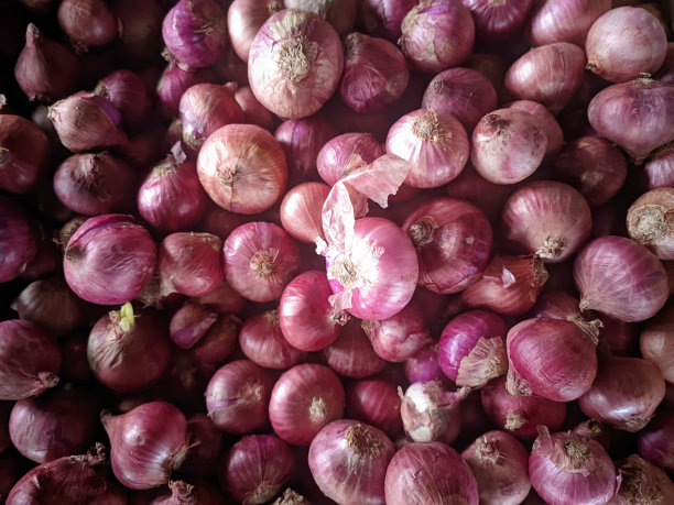 在传统市场篮子里出售的新鲜红底的特写图片下载