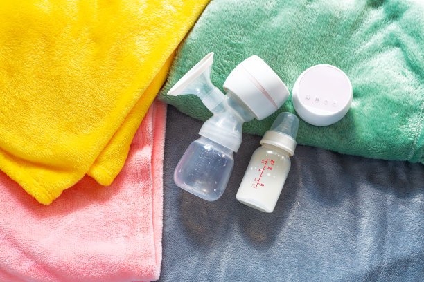 吸奶器和奶瓶，新生儿用吸奶器和奶瓶，有毯子背景图片下载