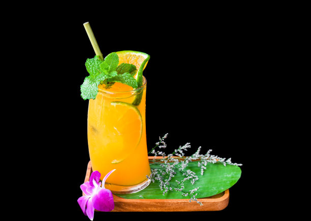 橙汁与橙片，与花孤立在黑色背景图片下载