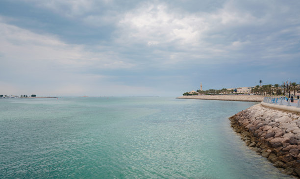 在云天的阿布扎比漫步。阿拉伯联合酋长国图片下载