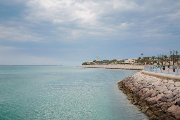 在云天的阿布扎比漫步。阿拉伯联合酋长国图片下载