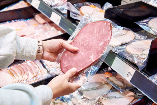 手拿火腿在商店图片下载