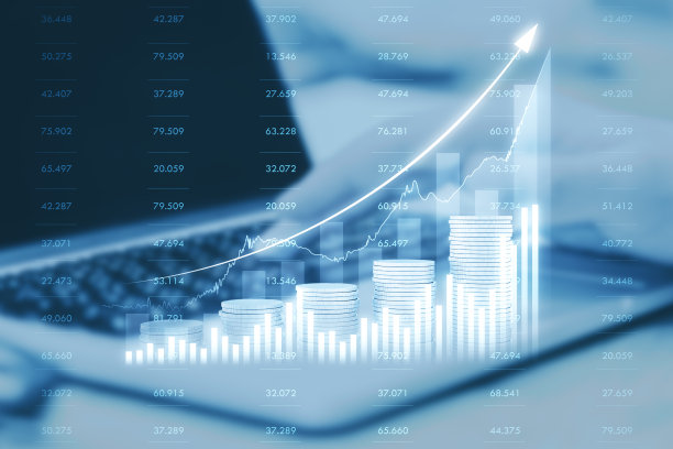 笔记本电脑在桌面上的特写，在模糊的背景上增长的蓝色金融硬币图表。收入增长、投资和市场观念。双重曝光。图片下载