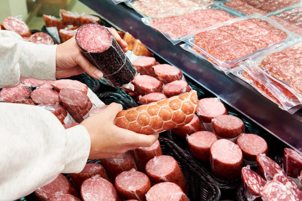 切好的香肠在店里拿在手里图片下载