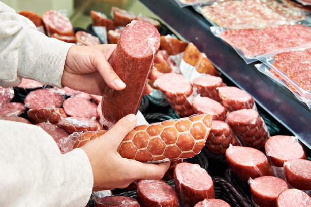 切好的香肠在店里拿在手里图片下载