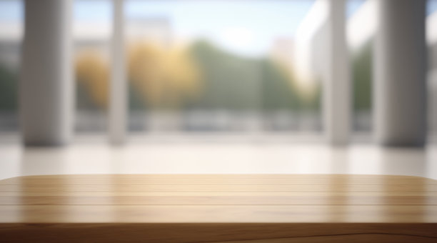 木制桌面与模糊的白色现代大厅和窗户玻璃背景。图片下载
