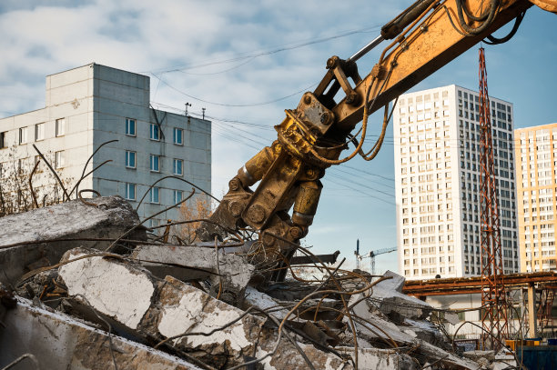 拆迁现场部分被毁的工业建筑图片下载