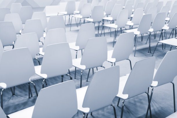 现代化会议厅内部。会议室里的椅子图片下载