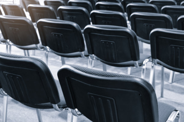 现代化会议厅内部。会议室里的椅子图片下载