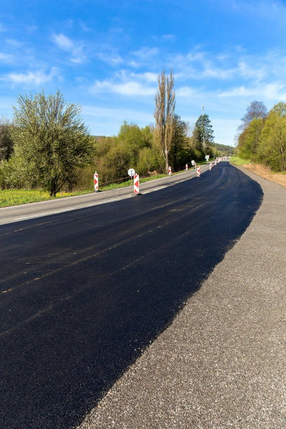 在捷克共和国的道路上铺设新的沥青。道路建设。重建道路。空旷的建筑工地。图片下载
