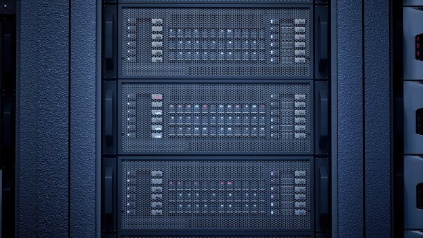 大型计算机概念-数据中心和在服务器机房拍摄多排完全运行的服务器机架-计算机网络安全概念图片下载