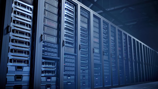 军用计算机概念-数据中心和在服务器机房拍摄多排完全运行的服务器机架-计算机网络安全概念图片下载