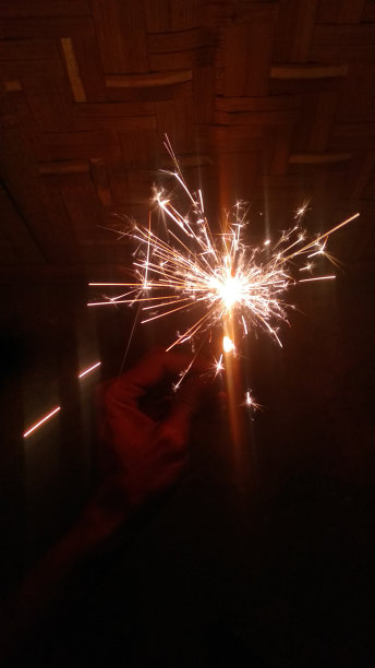 近距离看烟花。烟花在黑暗中燃烧看起来很美观图片下载