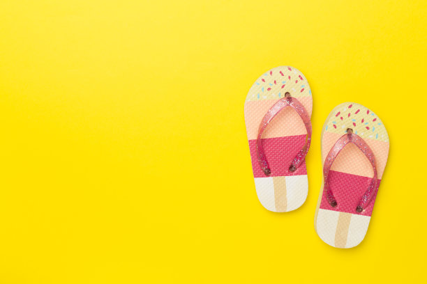 彩色背景亮人字拖，俯视图图片下载