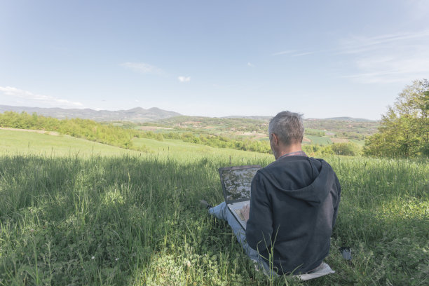 你可以在美丽的大自然中工作图片下载