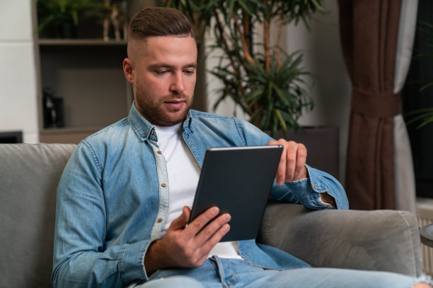 集中使用平板电脑、在线通讯和互联网的人图片下载