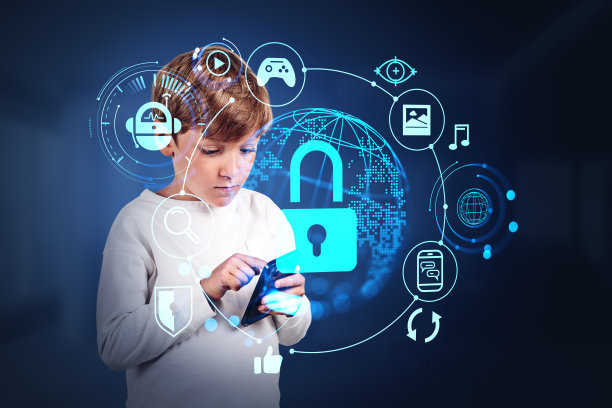 穿着休闲装站着拿着智能手机的帅哥在沉思图片下载