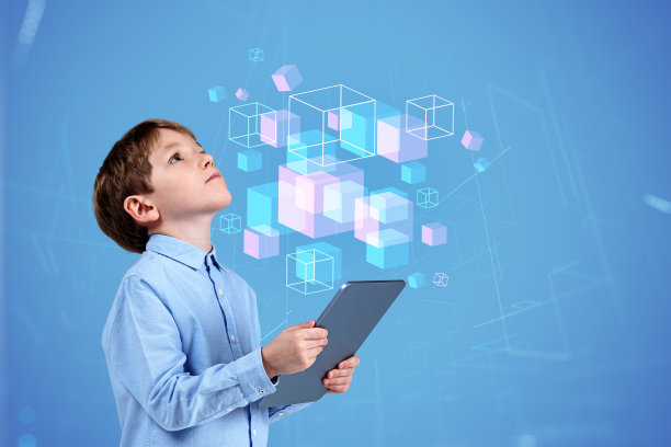 小男孩摆弄着平板电脑，数据块漂浮在虚拟世界图片下载