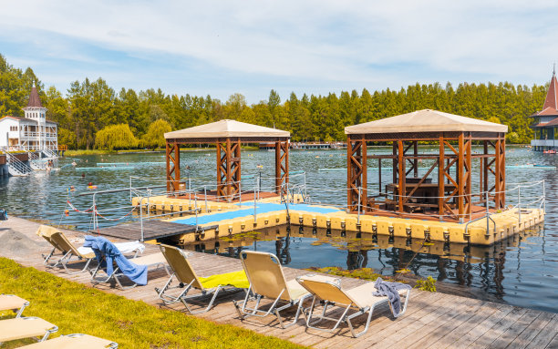 Heviz游泳池，匈牙利天然热湖，健康浴场和水疗医院，欧洲最大热湖的历史建筑图片下载