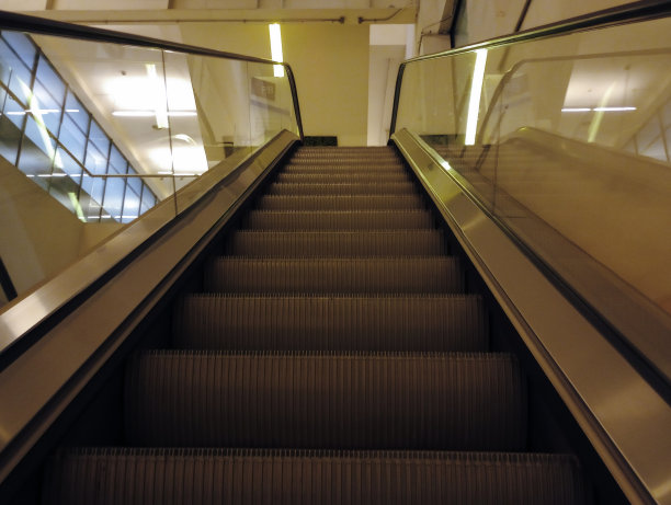 购物中心内的自动扶梯，拉丁美洲城市的城市和孤独空间。图片下载