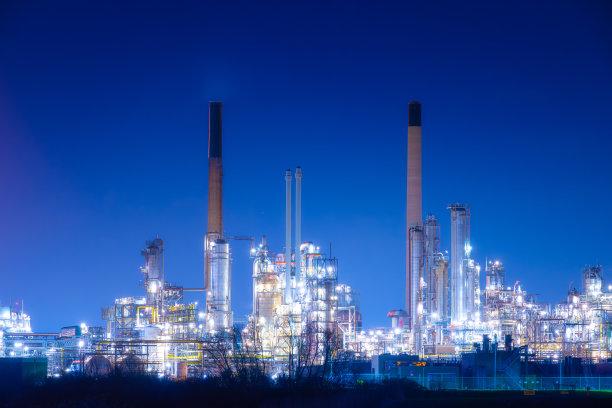 工厂的夜景。工业景观。生产。重工业。石油和天然气加工。晚上的工业区。图片下载