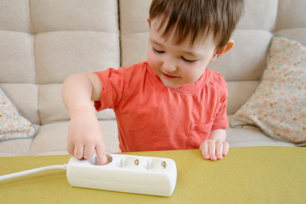 婴儿在家里玩电线是一种危险的活动，可能会导致触电或受伤。两岁左右(一岁十个月)图片下载